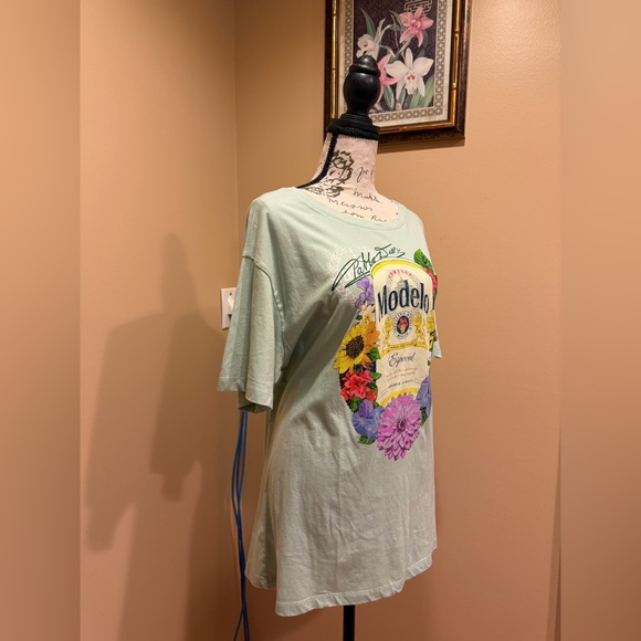 Modelo Graphic Tee - Picture 3 of 6